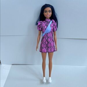 Collectible Fashionista #143 Petite Asian Barbie Doll Blue Hair w/ Crossbody Bag